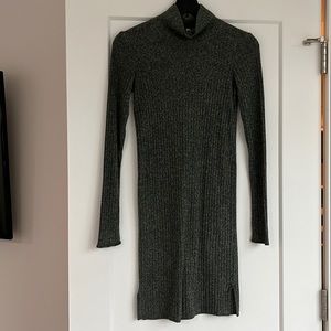 XS aritzia turtleneck sweater dress midi dress in Green